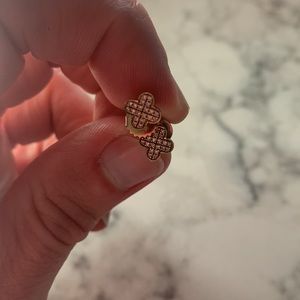 14 Kt rose gold stud mounted earrings. Round/Diamond cut. Van clef & Ar…